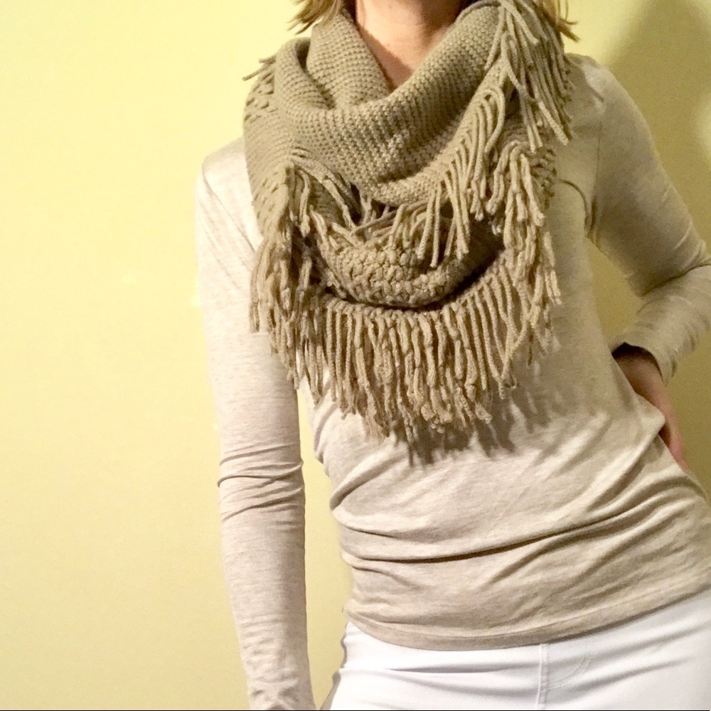 ⛸ Tassel Cable Knit Infinity Scarf - Picture 3 of 4